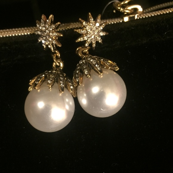 Spring Trend Alert! Large Pearl/Rhinestone Earring - Picture 6 of 6